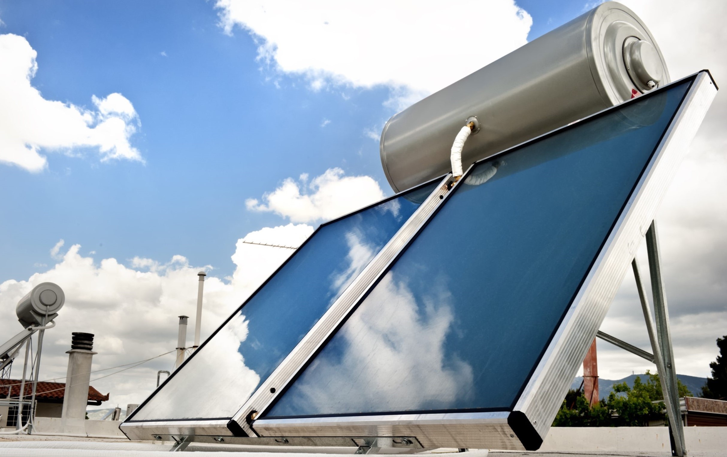 İki petek, bir kazandan oluşan güneş enerjisi görseli.