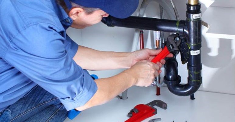 Tesisat borularındaki su kaçağı sorununu çözen usta görseli.